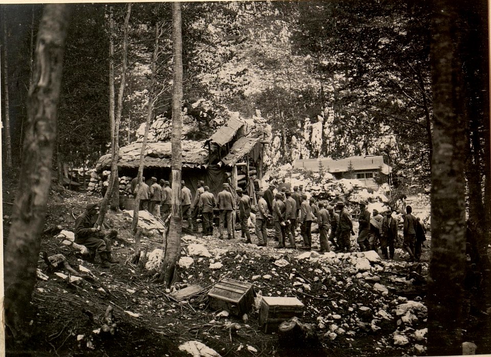 Menage bei der Arbeiterabteilung Nro. 201-4. Standpunkt KAPELLENTAL nächst GOLUBAR PLANINA. Aufgenommen.am 28.VI.1916. (BildID 15476868)