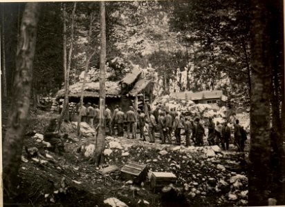 Menage bei der Arbeiterabteilung Nro. 201-4. Standpunkt KAPELLENTAL nächst GOLUBAR PLANINA. Aufgenommen.am 28.VI.1916. (BildID 15476868)