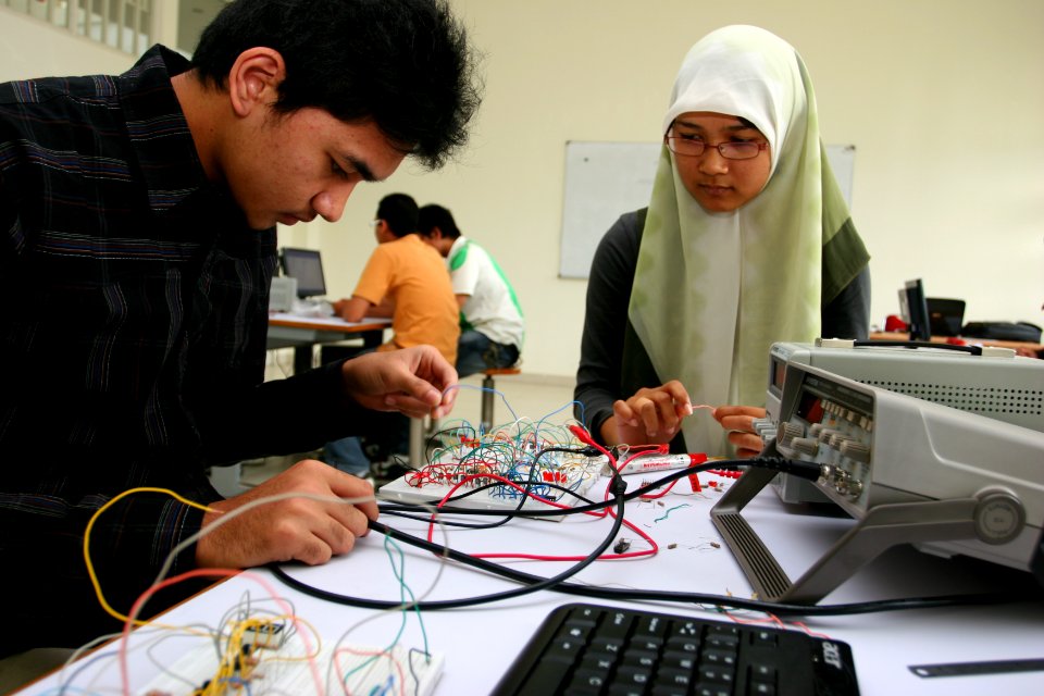 Mengajarkan riset terapan dan keterampilan teknologi (4324296515)