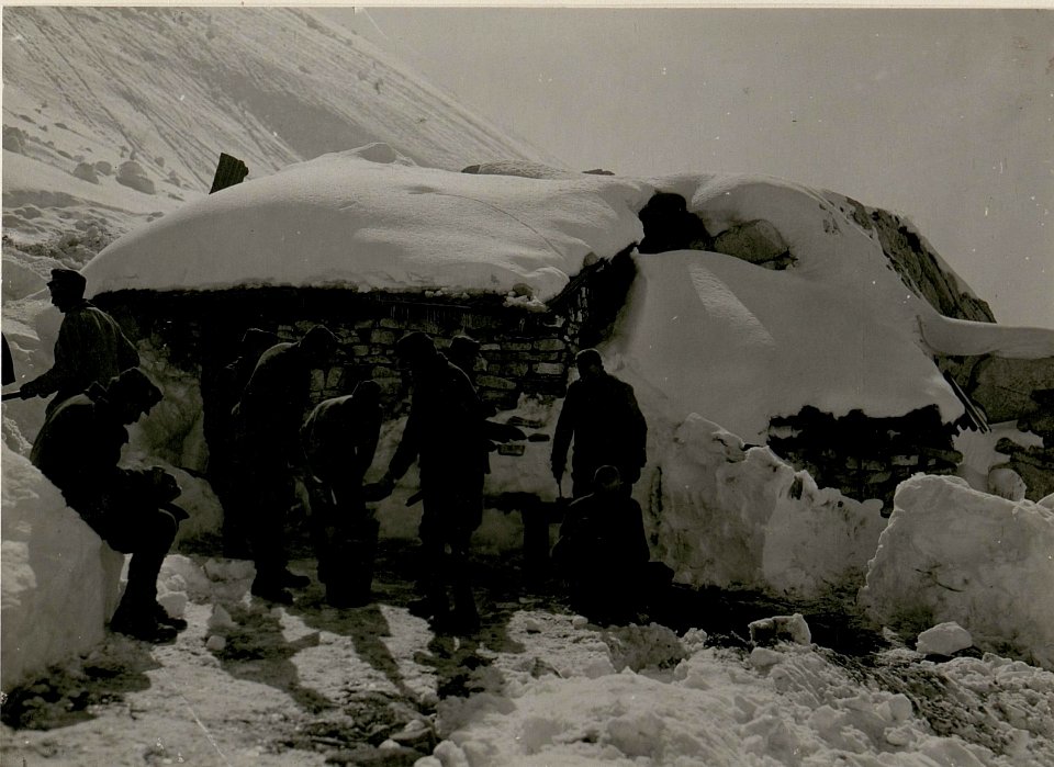Menageverteilung in einer Hochgebirgsstellung. (11-III.1918.) (BildID 15514740)