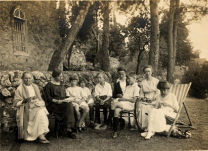 Members of the American Colony in Jerusalem, seated outside at the American Colony summer home at Ein Karim (Ain Karim) LCCN2008676393