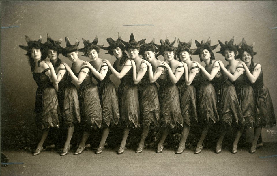 Members of the chorus of the Roscian Opera Company Dated Jan 1906 (SAYRE 13414)