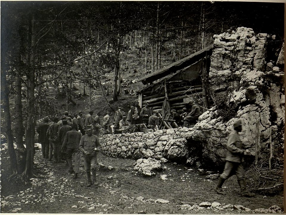 Menage der Lastträger Abteilung Nro. 201-4 am VRSIC. Aufgenommen am 29. Juli 1916. (BildID 15478801)