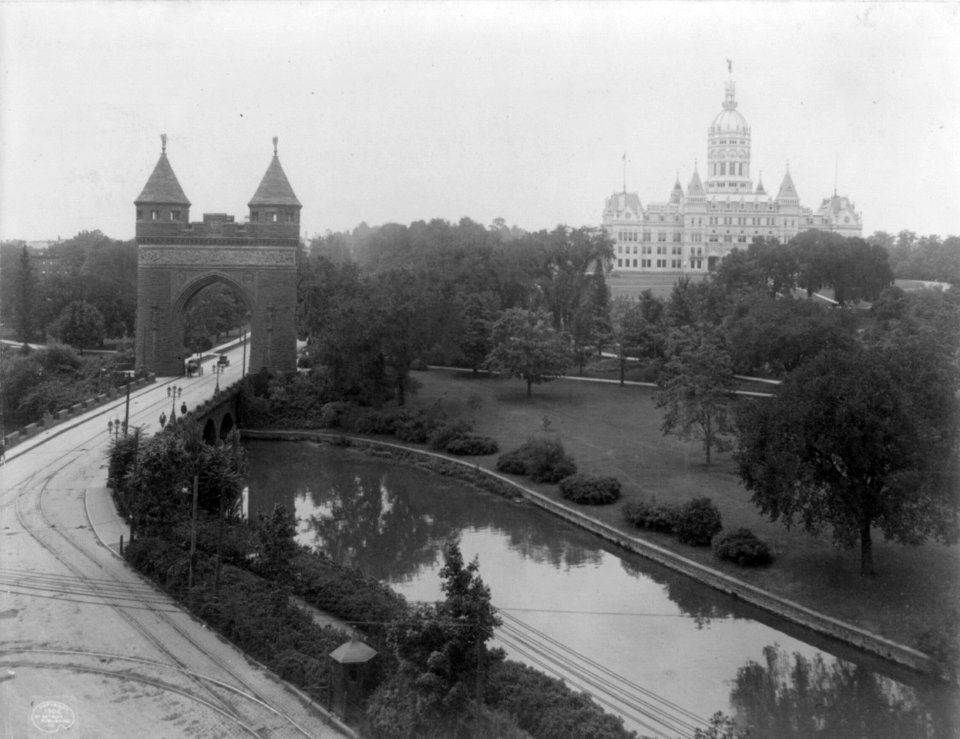 Memorial Arch and State House, Hartford, Conn