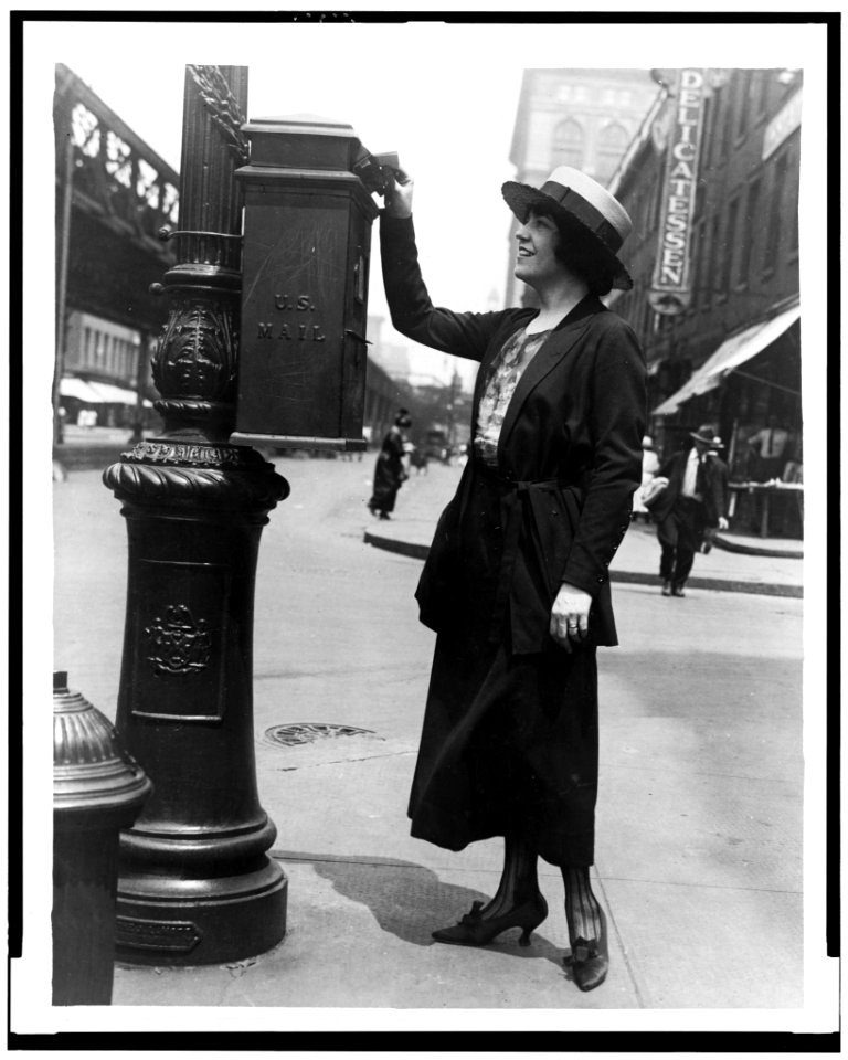 Merle Alcock mailing a letter in New York City LCCN93503441