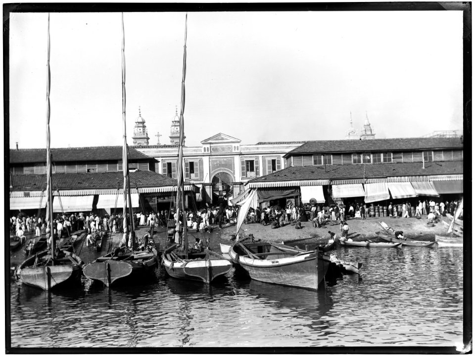 Mercado da Praia do Peixe, ao fundo, torres da Igreja da Ordem Terceira do Carmo