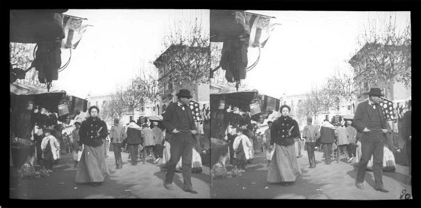 Mercat al carrer a la Rambla Catalunya amb gent passejant