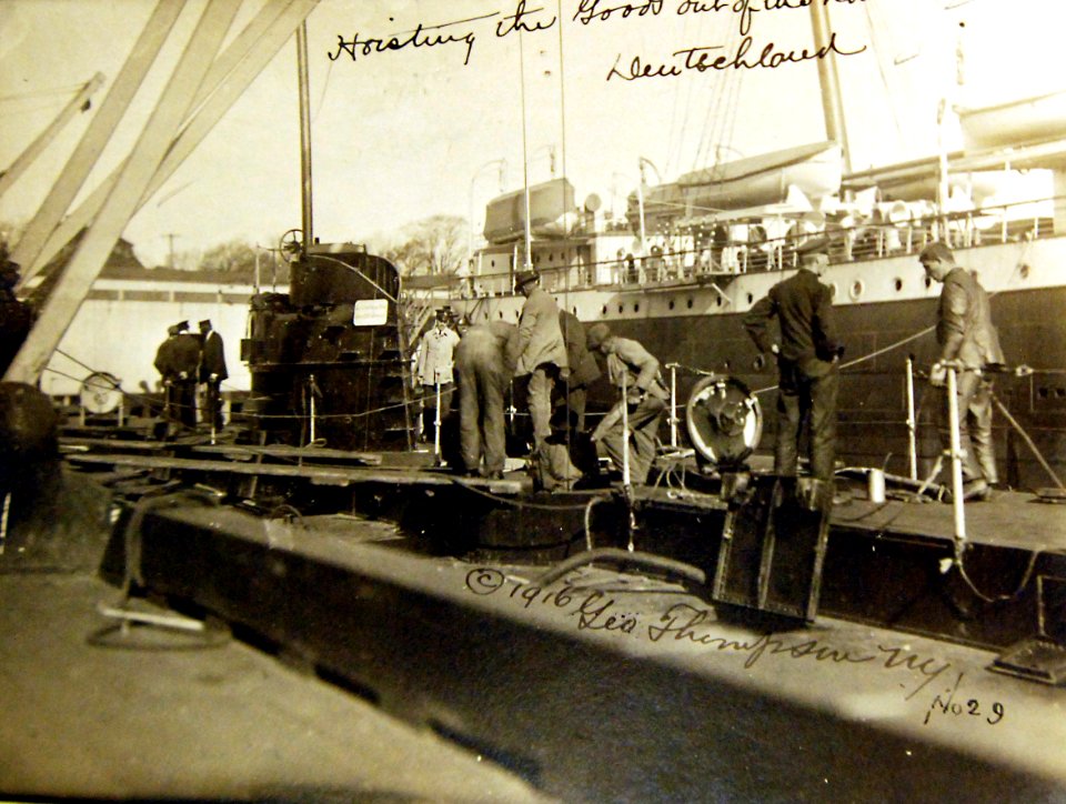 Merchant submarine, Deutschland, hoisting goods out of the hold (30028157240)