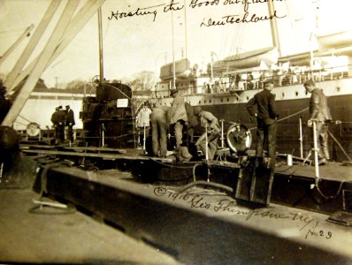 Merchant submarine, Deutschland, hoisting goods out of the hold (30028157240)