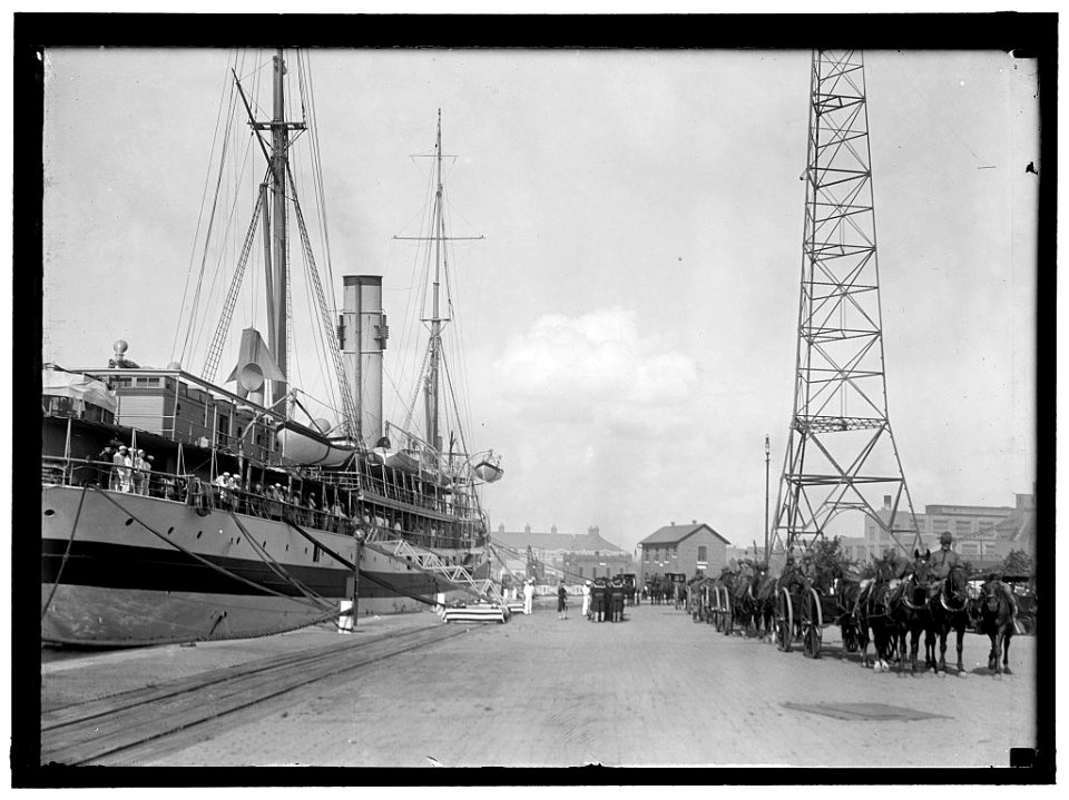 Memphis, U.S.S., caskets of dead, brought home by U.S. Hospital Ship S̀olace' LOC hec.05143