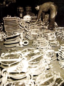 Metal blocks being sorted, Brooklyn Navy Yard, New York, 1941 (26428327415)