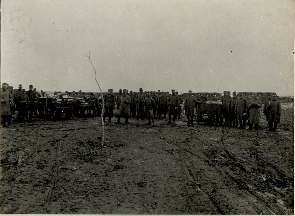 Menage- und Fassungsverteilung, 20 m hinter der Front. Aufgenommen am 26.III.1916. Inf.Rgt.Nro.78. (BildID 15536429)