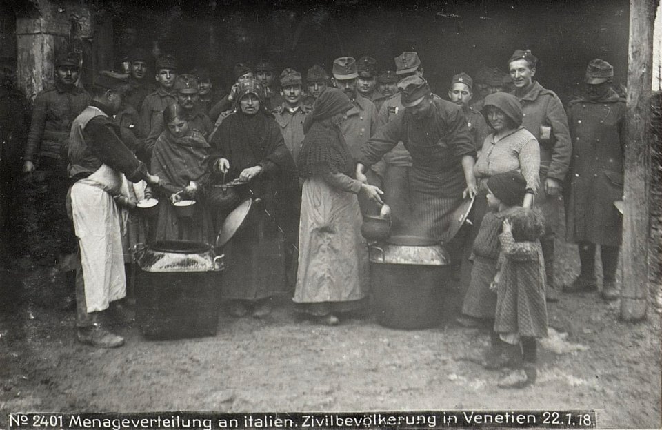 Menageverteilung an italien.Zivilbevölkerung in Venetien 22.1.18. (BildID 15614040)