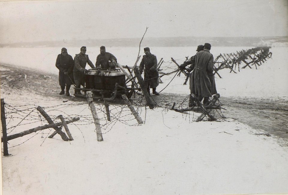 Menagezufuhr über den gefrorenen Strypasee bei Siemikowce (BildID 15439588)