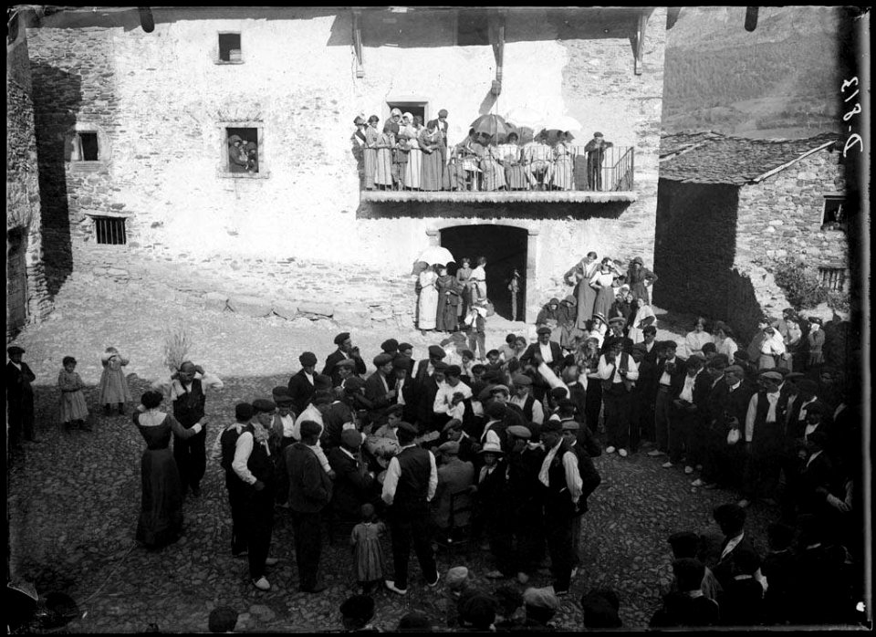Músics i gent ballant al santuari de Guayente (AFCEC SOLER D 0813)
