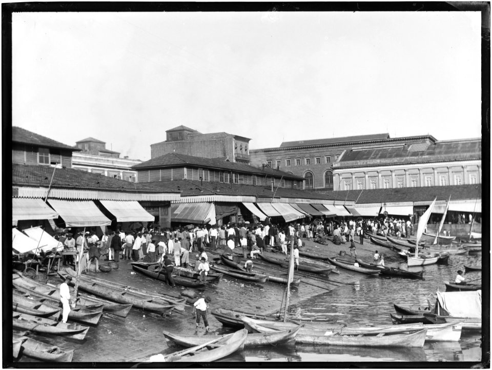 Mercado da Praia do Peixe e, ao fundo, Alfândega
