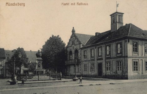 Müncheberg, Brandenburg - Marktplatz mit Rathaus (2) (Zeno Ansichtskarten)