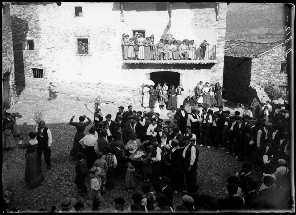 Músics i gent ballant al santuari de Guayente (AFCEC SOLER D 0812)