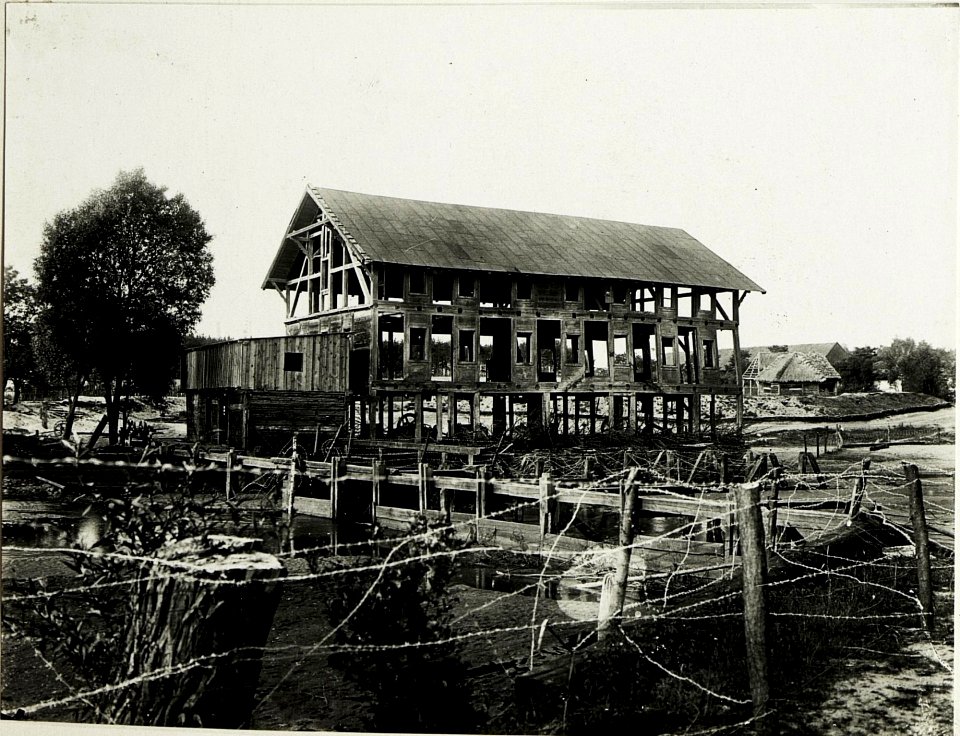 Mühle bei Rozensk, Bretter wurden zur Verkleidung der Deckungen entnomen. (BildID 15589698)