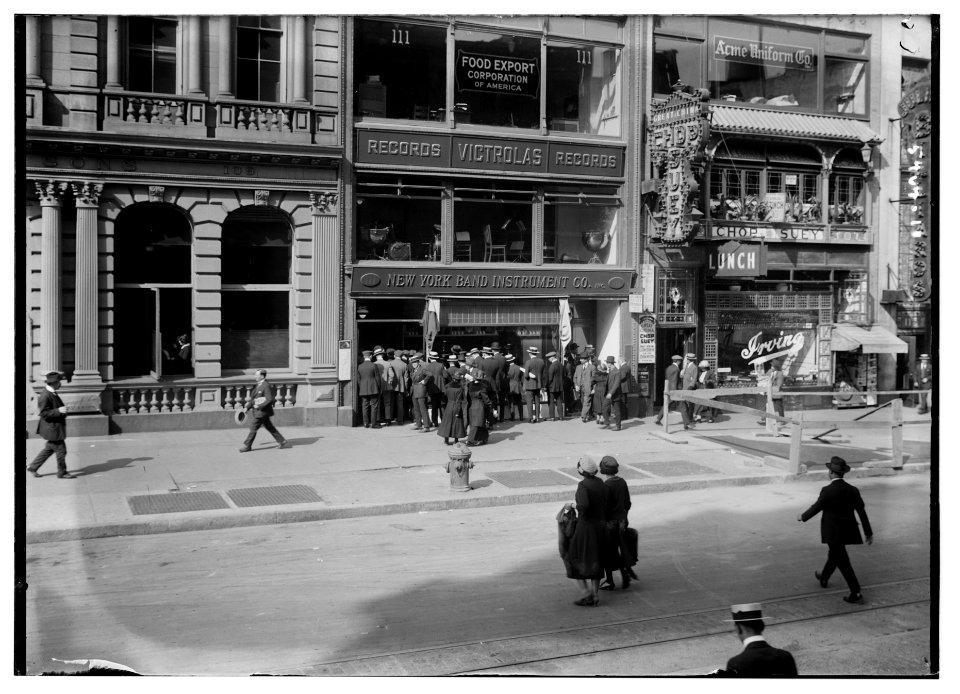 N.Y. Band Instrument Co. Inc.) (street scene LCCN2014712548