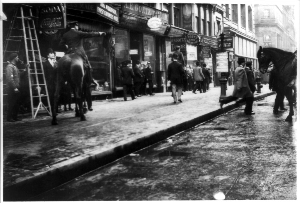 N.Y.C. - Broadway - mounted police clearing sidewalk LCCN2001704477