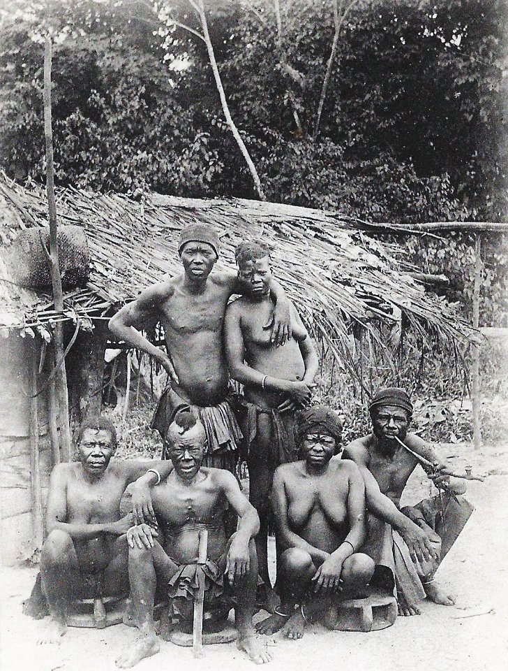 N'Doro-Chef de village Chaké et sa famille (cropped)