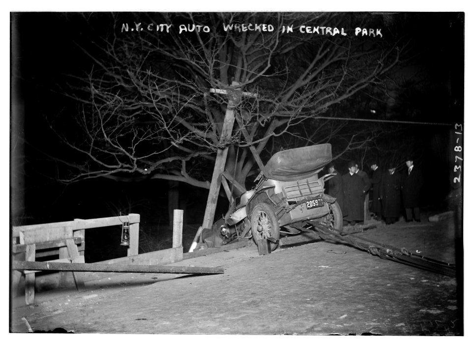 N.Y.C. auto wrecked in Central Park LCCN2014690234