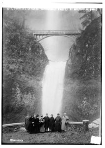 N.Y. tourists (French - Vanderbilt party) at Multnomah Falls LCCN2014701262