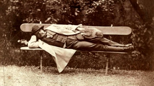 Nadar alongé avec un chat vers 1855-60 Orsay