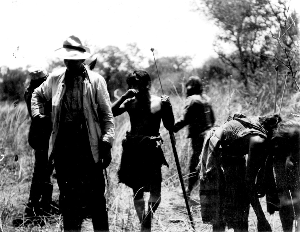 Möte mellan indianer och vite mannen Carl Moberg, som följde Nordenskiöld på expeditionen - SMVK - 004698