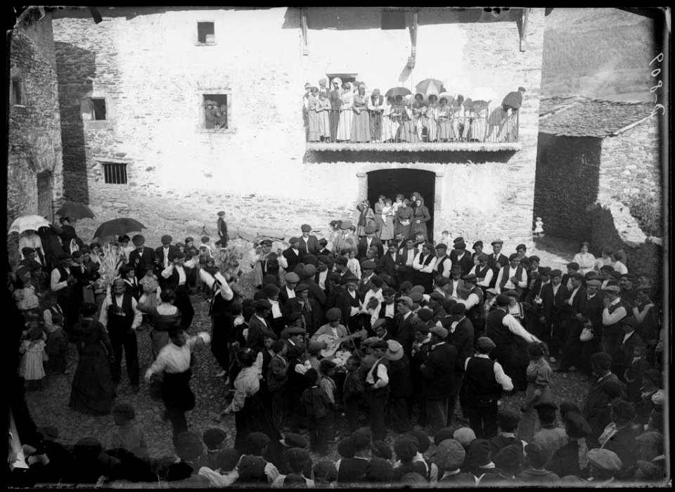 Músics i gent ballant al santuari de Guayente