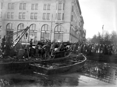Naftaa nostetaan Eteläsatamassa Kolera-altaassa Vasikkasaaren räjähdyksen jälkeen - N1932 (hkm.HKMS000005-0000018x)