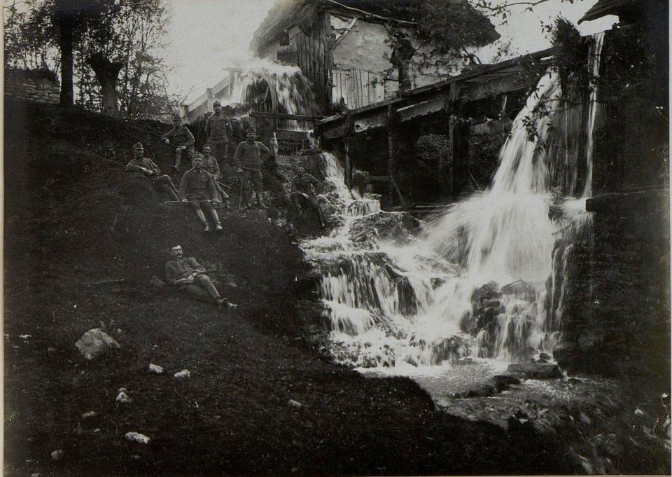 Mühle in PRZEWLOKA. (Proviantoffizier und Unteroffizier des Feldkanonen Regiments Nro.12. (BildID 15450948)