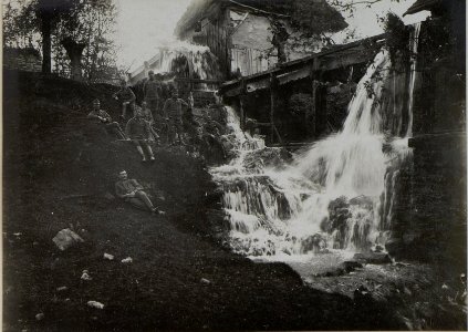 Mühle in PRZEWLOKA. (Proviantoffizier und Unteroffizier des Feldkanonen Regiments Nro.12. (BildID 15450948)