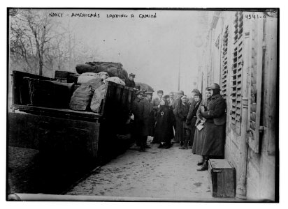 Nancy - Americans loading a camion LCCN2014706697
