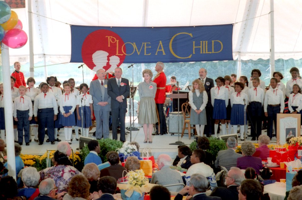 Nancy Reagan singing with Frank Sinatra, Johnny Grant, and Nika Costa