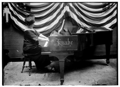 Nancy Warren, Nat. Dem. Conv. (pianist) LCCN2014717416
