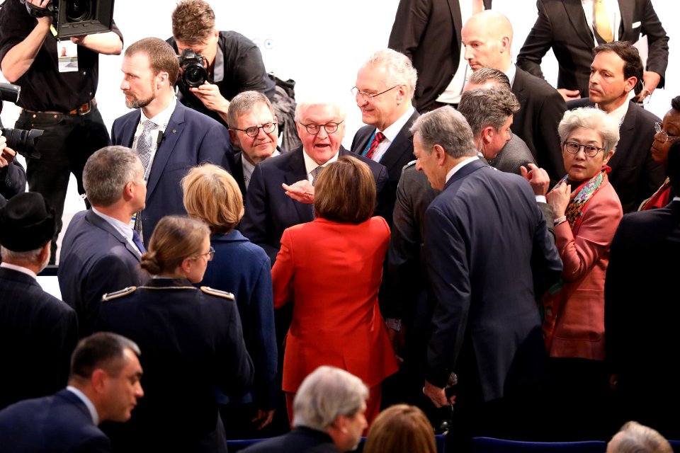 Nancy Pelosi greets German President Frank-Walter Steinmeier (49556964856)