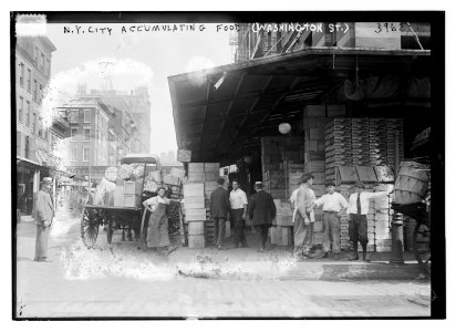 N.Y.C. accumulating food (Washington St.) LCCN2014702596