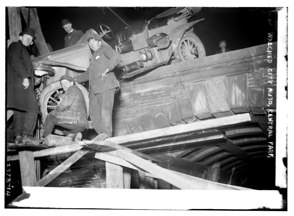 N.Y.C. auto wrecked in Central Park LCCN2014690235