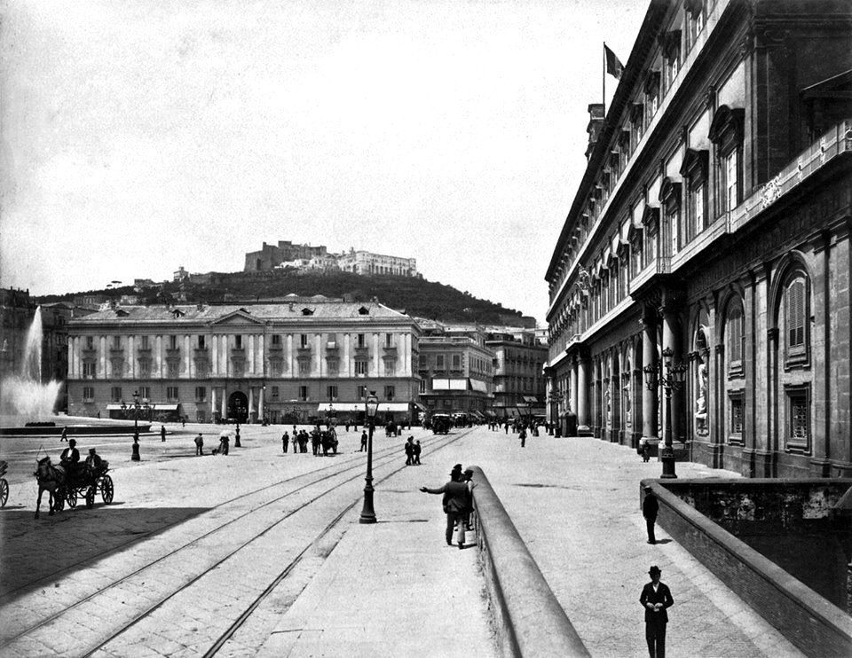 Napoli, Piazza Plebiscito 11