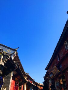 Lijiang blue sky the ancient town photo