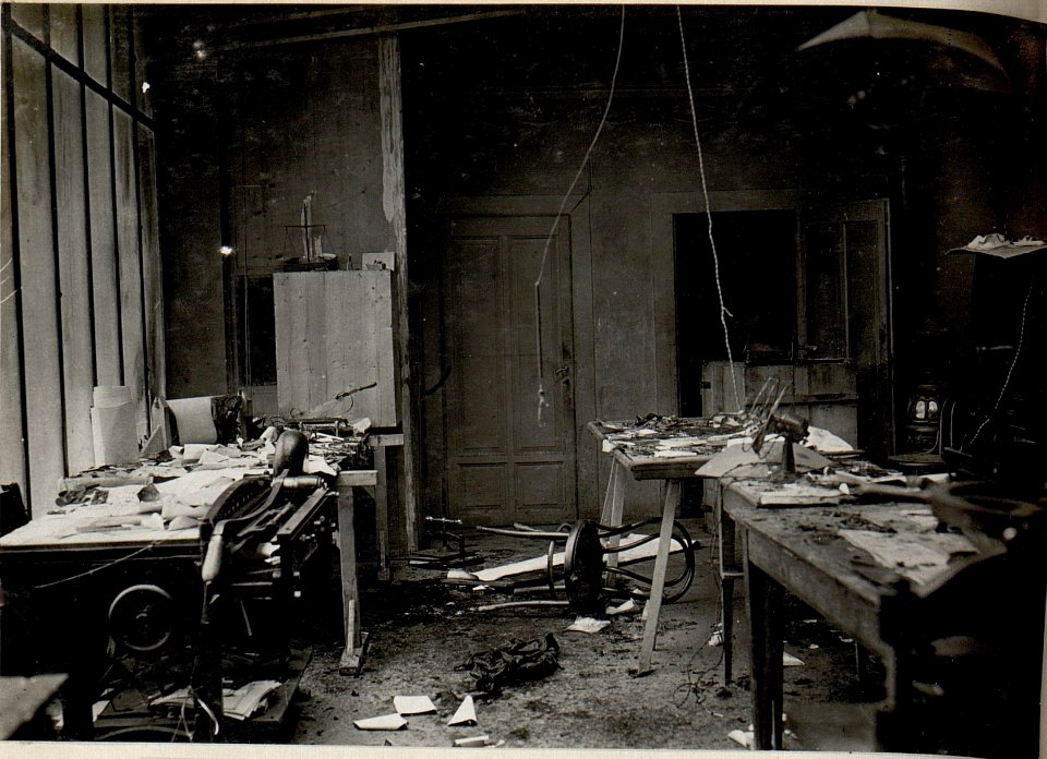 Nach dem Brande der Photostelle d.11.Armeekommandos (BildID 15628268)