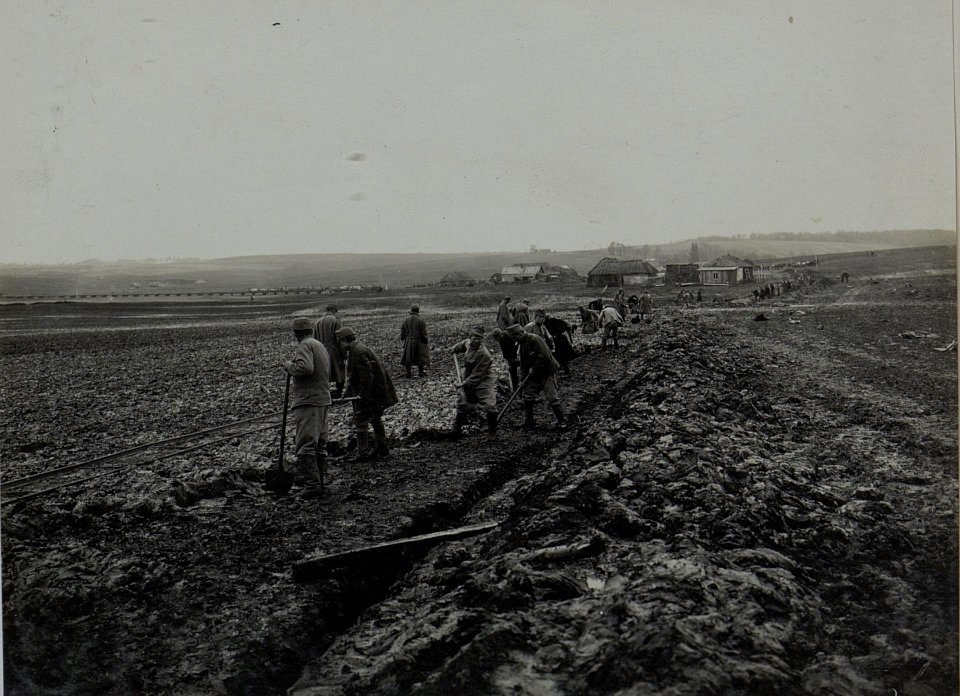 Nach jedem Zug muss infolge des weichen Terrains bis zu 30 cm weggeschaufelt werden um den weiteren Verkehr zu ermöglichen (BildID 15443267)