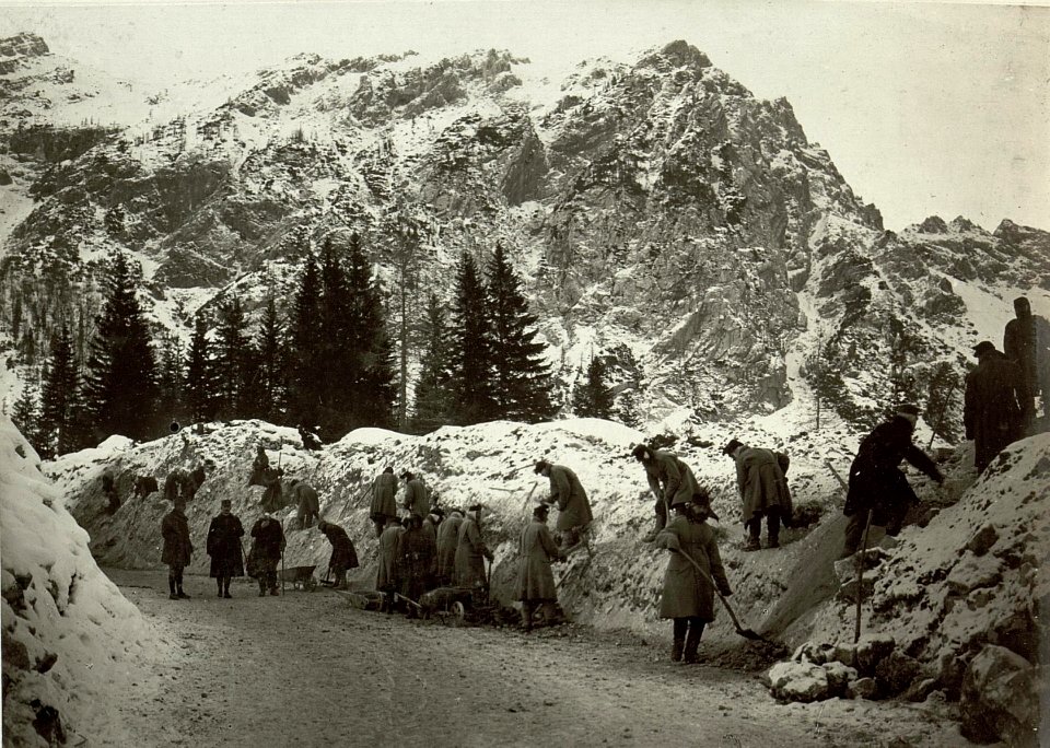 Nachträgliche Erweiterung der Straße bei der Serpentine Nr. 4 gegen Osten, Blick auf Ribisce. (BildID 15464467)