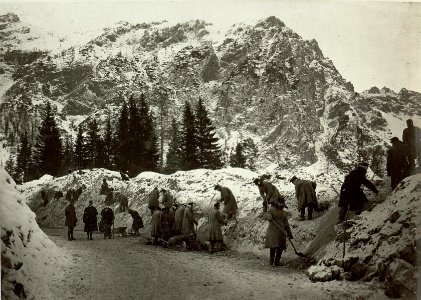 Nachträgliche Erweiterung der Straße bei der Serpentine Nr. 4 gegen Osten, Blick auf Ribisce. (BildID 15464467)