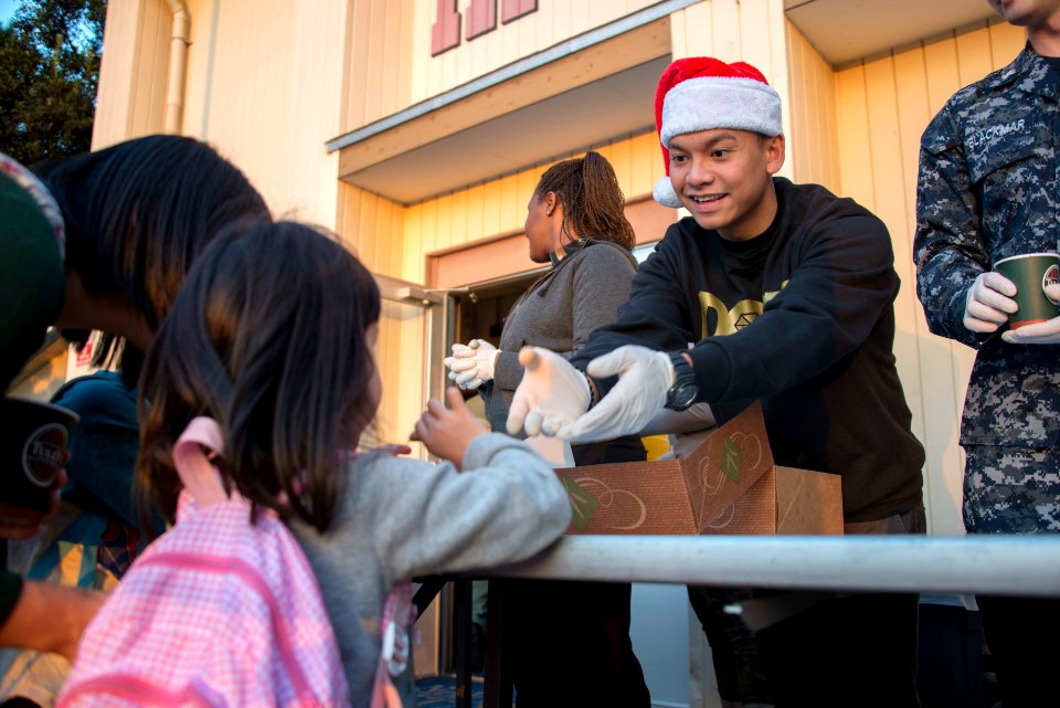 NAF Atsugi Christmas tree lighting 151211-N-EI558-015
