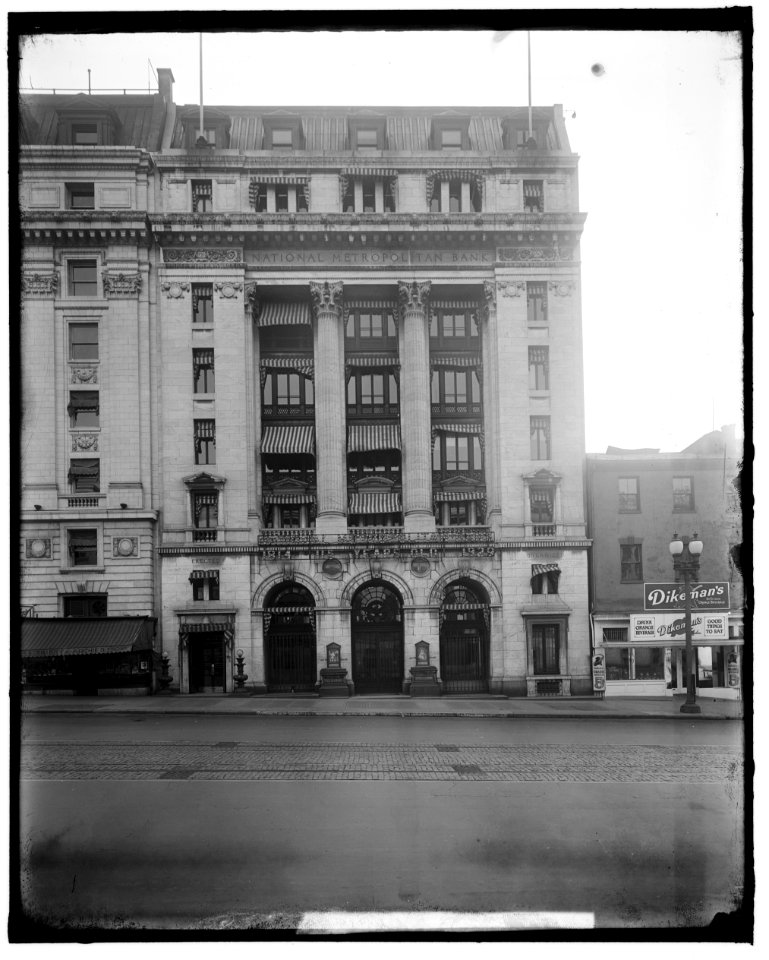 METROPOLITAN BANK EXTERIOR LCCN2016861545