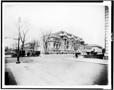 Metropolitan Museum of Art with obelisk, 5th Ave. & 81st St. LCCN90713161 photo