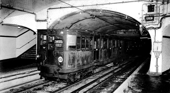 Metro de Paris - Ligne 8 - Rame vers Charenton - Ecoles photo